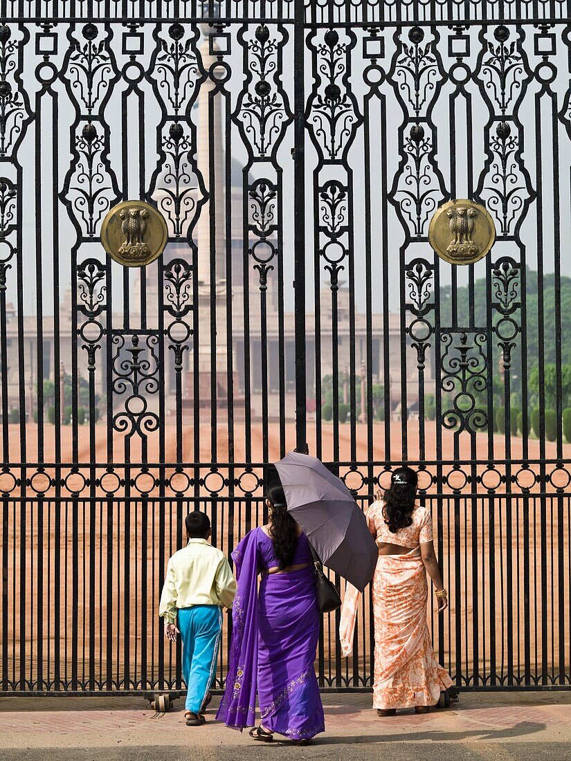 Menschen vor dem Präsidentenpalast Rashtrapati Bhavan; Delhi, Indien
