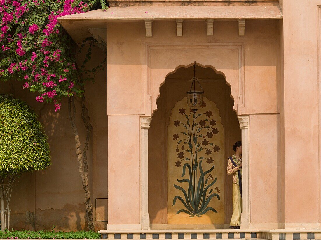 Junge Frau hinter Säule stehend; Agra, Indien