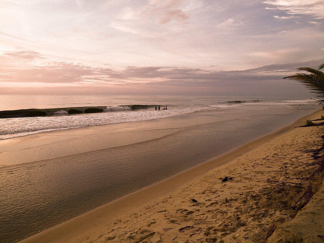 Sandstrand bei Sonnenuntergang; Arabisches Meer, Kerala, Indien