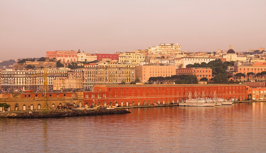 Schiffe in den Docks bei Sonnenuntergang; Neapel, Italien