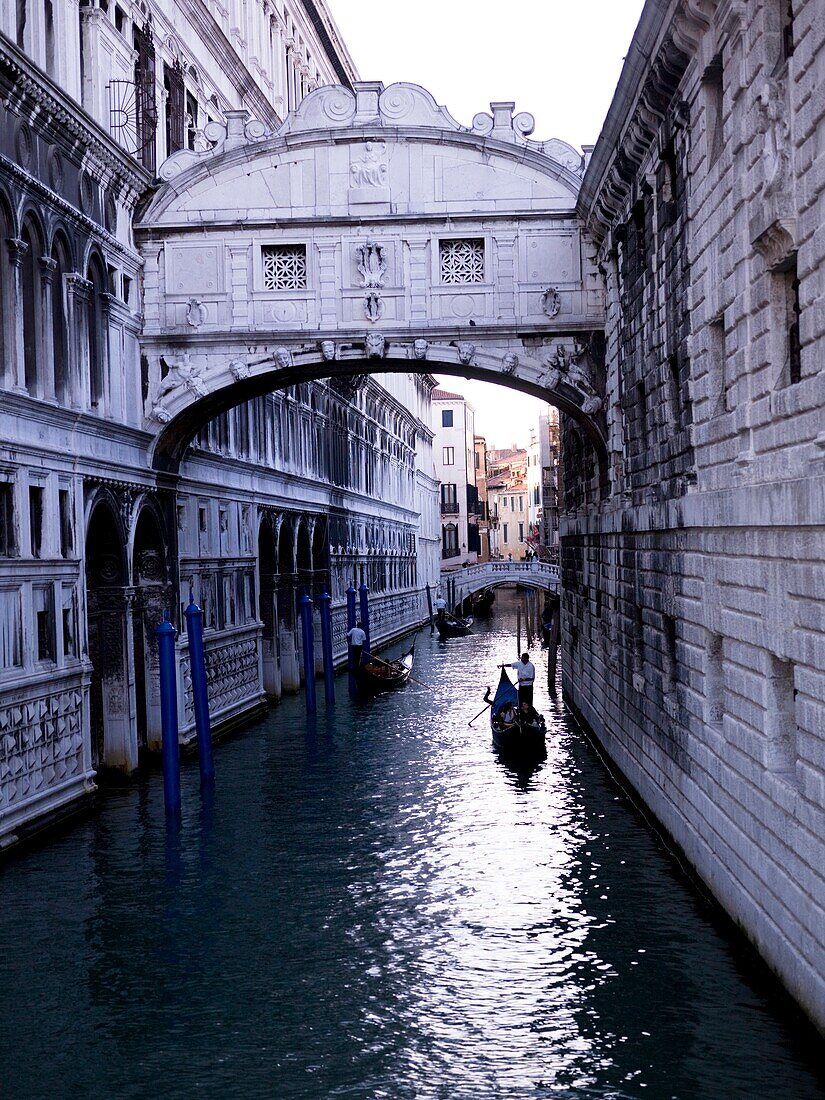 Erhöhte Ansicht von Gondeln, die unter der Seufzerbrücke durchfahren; Seufzerbrücke, Venedig, Italien
