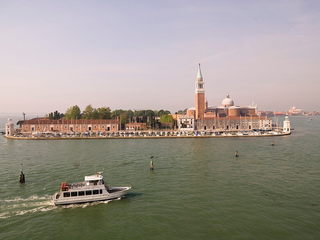 Venedig und Kreuzfahrtschiff; Venedig, Italien