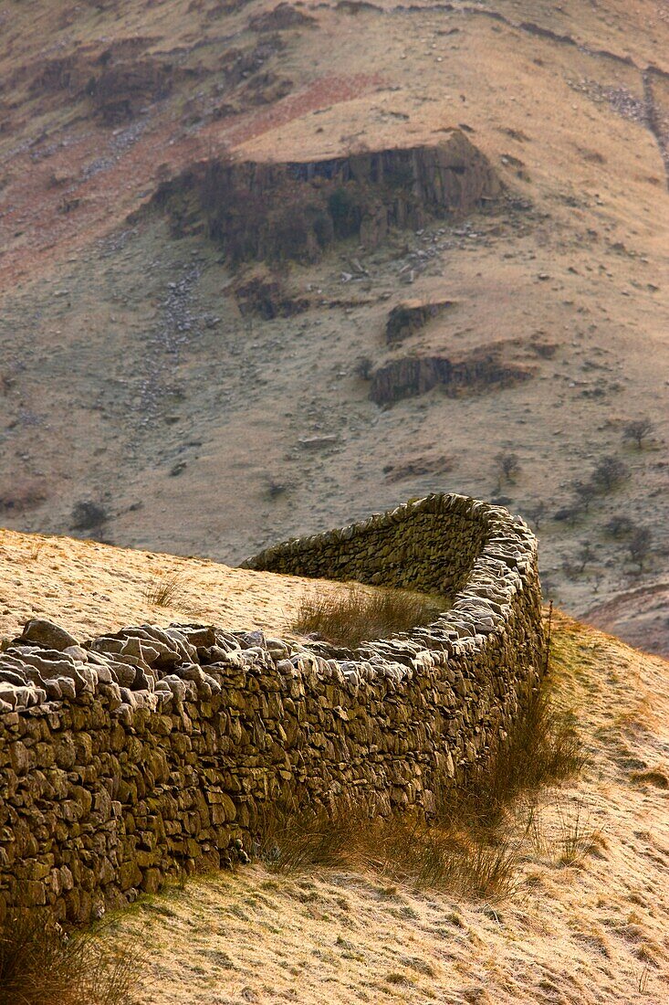 Steinmauer auf Hügeln; Cumbria, England, UK