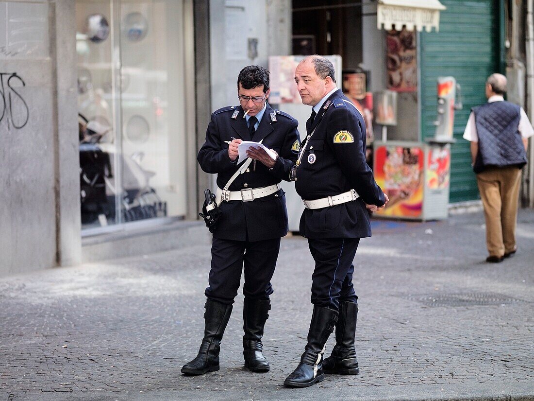 Zwei Polizisten mittleren Alters auf der Straße; Neapel, Italien