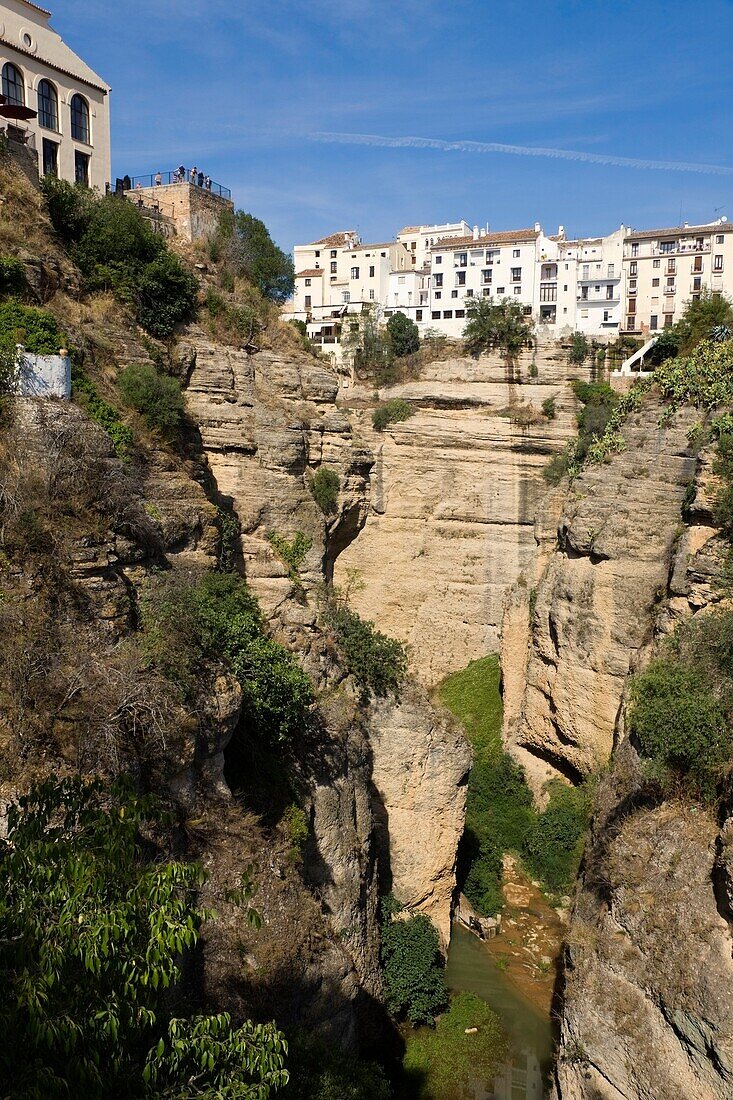 Häuser mit Blick auf die Tajo-Schlucht; Ronda, Provinz Malaga, Spanien