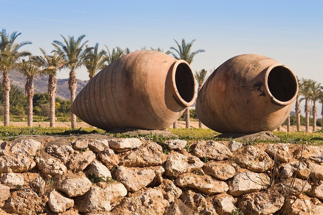 Zwei große Urnen schmücken einen Garten; Coin, Provinz Malaga, Spanien