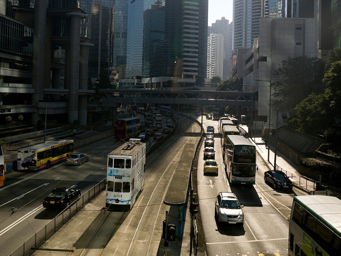 Mann geht auf einer Überführung im Stadtteil Kowloon spazieren; Asien