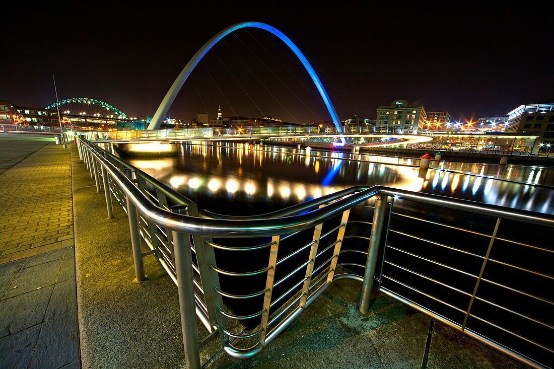 Futuristische Brücke bei Nacht; Gateshead, Northumberland, England