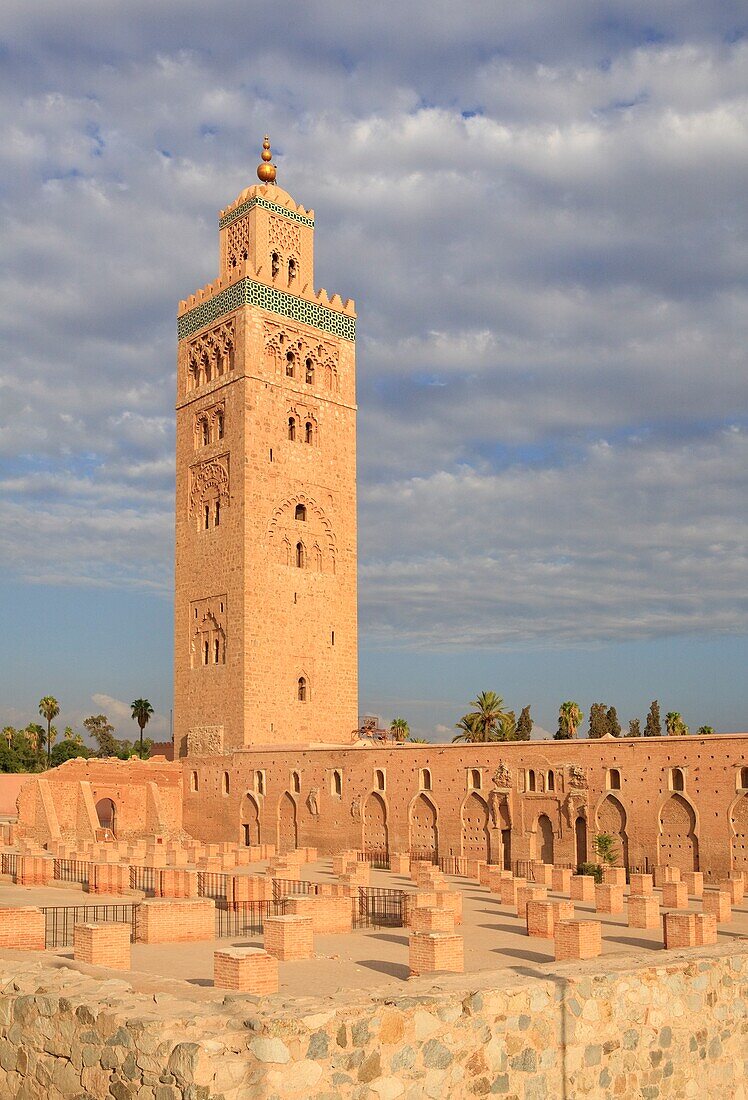 Die Koutoubia-Moschee und ihr imposantes Minarett; Marrakesch, Marokko