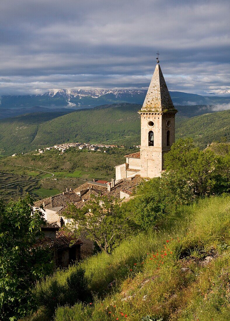 Blick über die Kirche des kleinen Dorfes Calascio; Abruzzen-Nationalpark, Calascio, Abruzzen, Italien