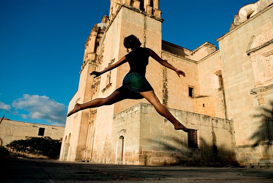 Springende Frau in der Altstadt; Mexiko