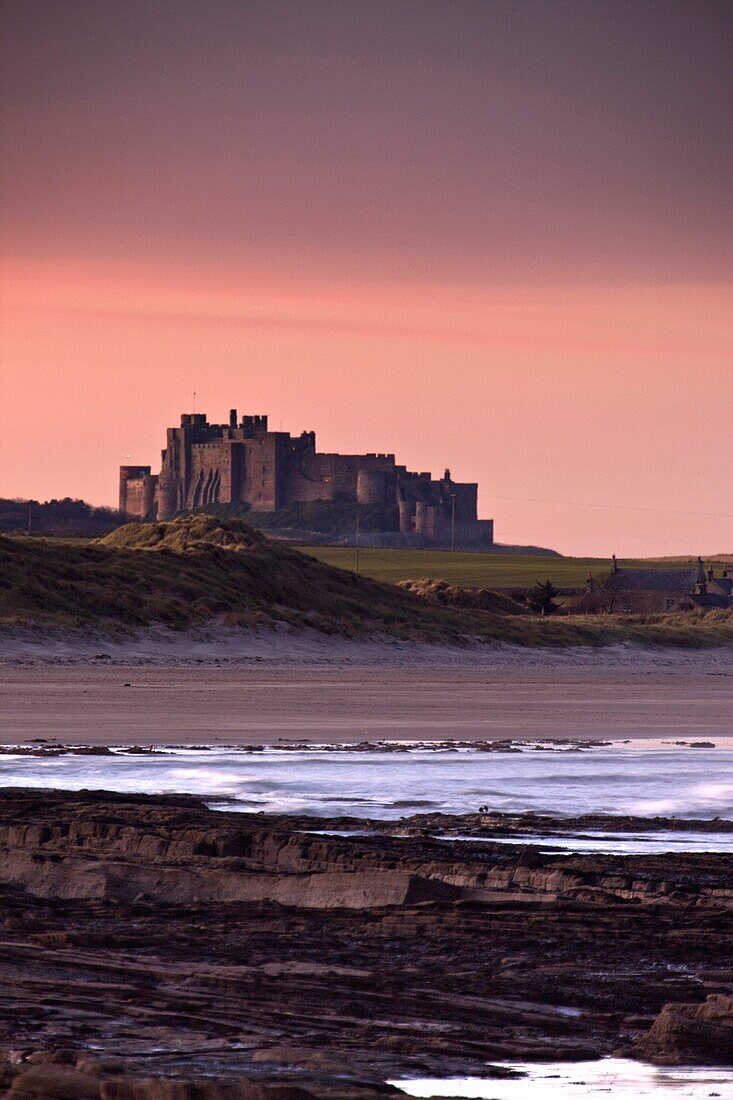 Schloss in der Abenddämmerung; Northumberland, England, Vereinigtes Königreich