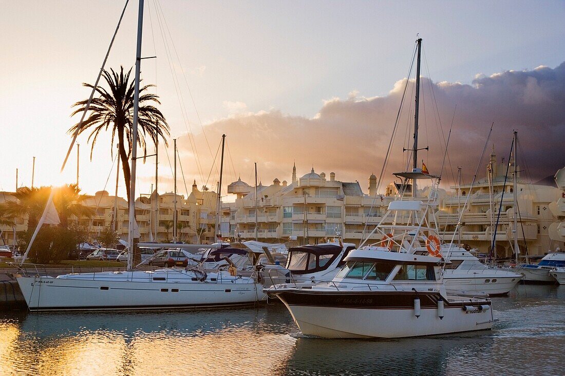 Grundstücke und Boote an der Puerta Marina; Benalmadena-Costa, Provinz Malaga, Costa Del Sol, Spanien