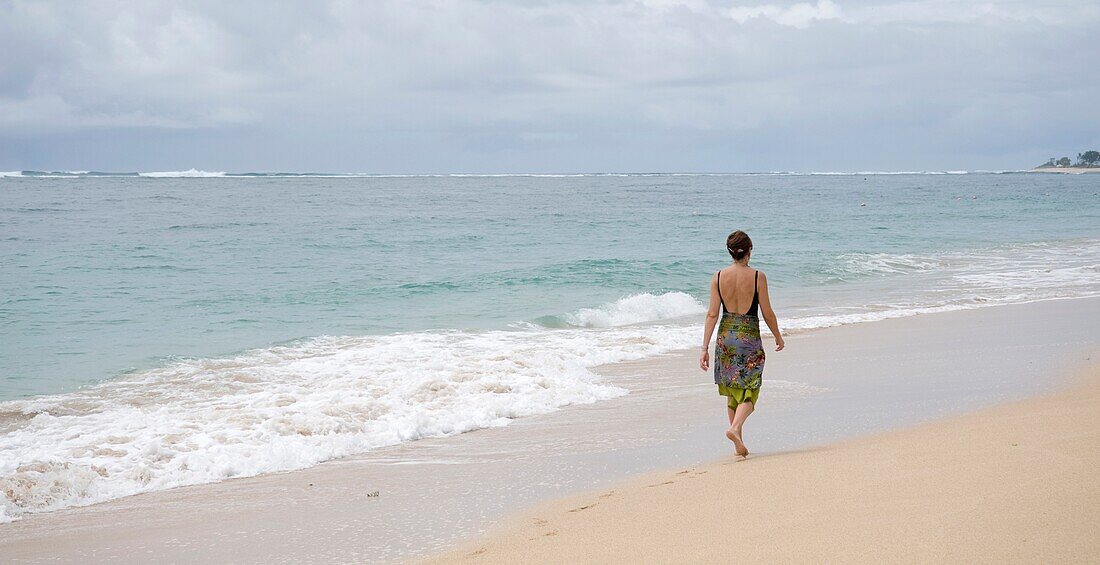 Junge Frau am Sandstrand