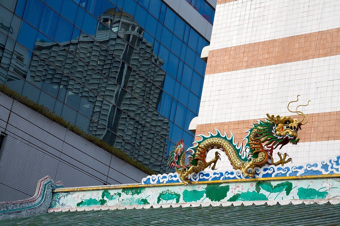 Drache auf dem Dach des chinesischen Tempels in der Nähe der Saphan Taksin Skytrain Station; Bangkok, Thailand