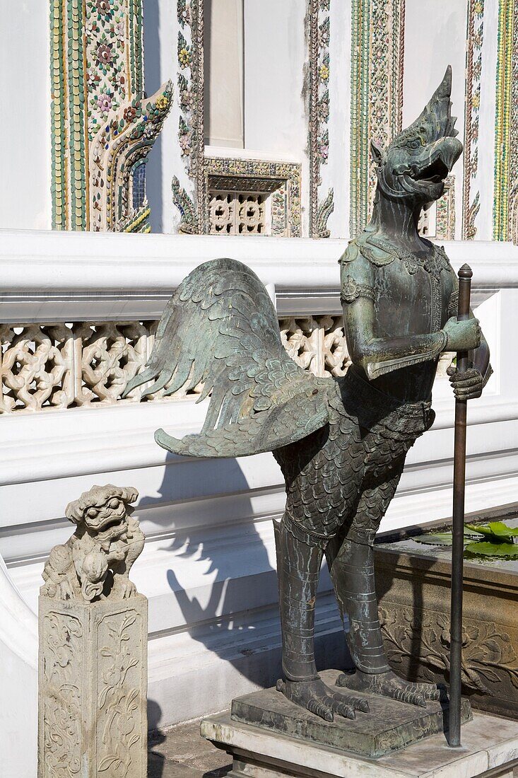 Statue, die Phra Wiharn Yod am Königlichen Großen Palast im Bezirk Rattanakosin bewacht; Bangkok, Thailand