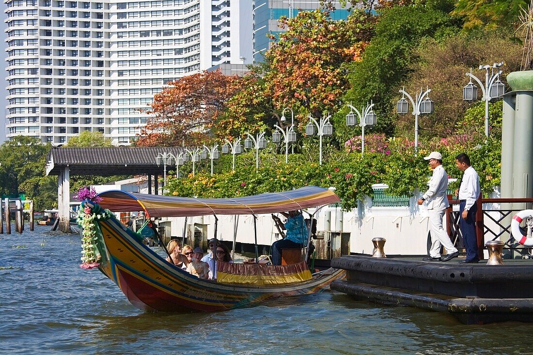 Langschwanzboot auf dem Mae Nam Chao Phray-Fluss; Bangkok, Thailand