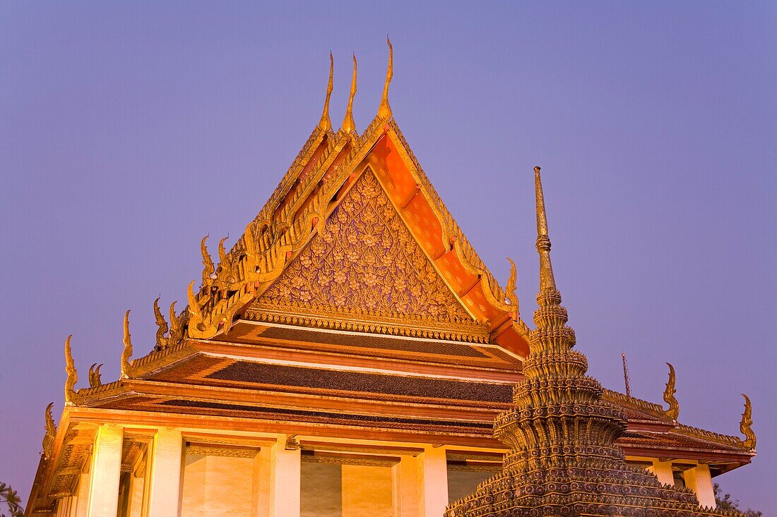 Außenseite des Tempels in der Abenddämmerung; Bangkok, Thailand