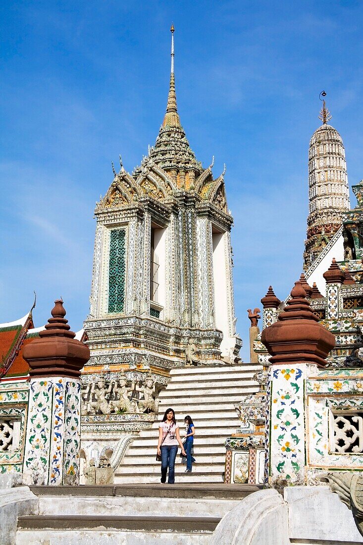 Frauen auf den Pagodentreppen des Wat Arun (Tempel der Morgenröte); Bangkok, Thailand