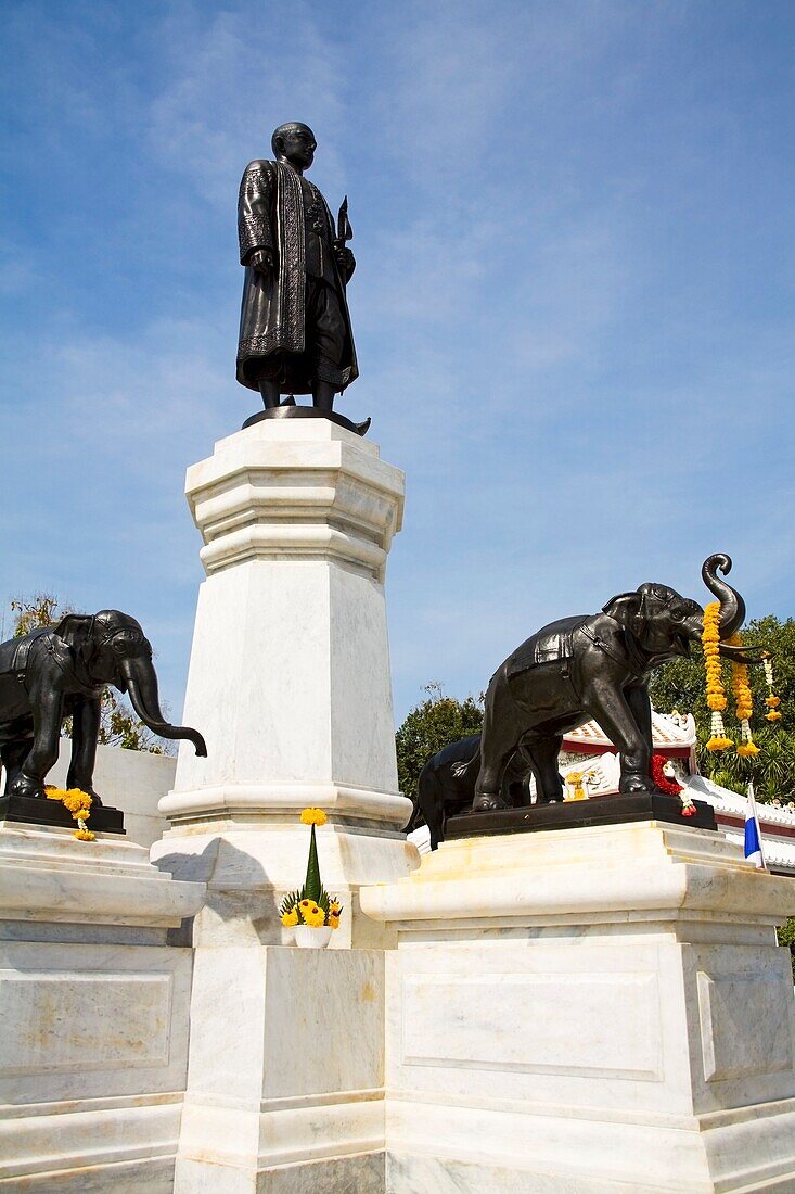 König Rama Ii von Siam-Denkmal am Wat Arun (Tempel der Morgenröte); Bangkok, Thailand