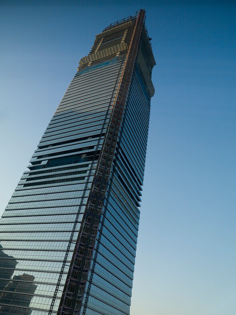 Kowloon, Hongkong, China, Asien; Tiefblick auf ein modernes städtisches Bürogebäude
