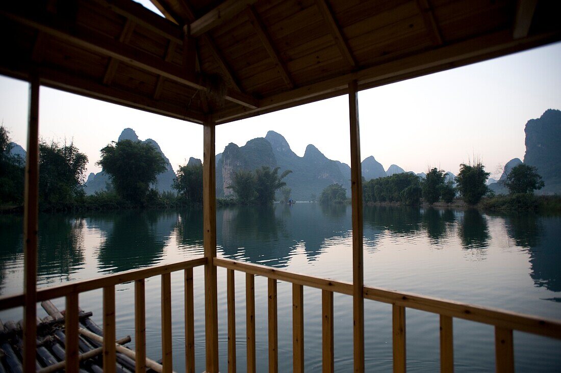 Fluss vom traditionellen chinesischen Boot aus gesehen; Yulong-Fluss, Yangshuo, China