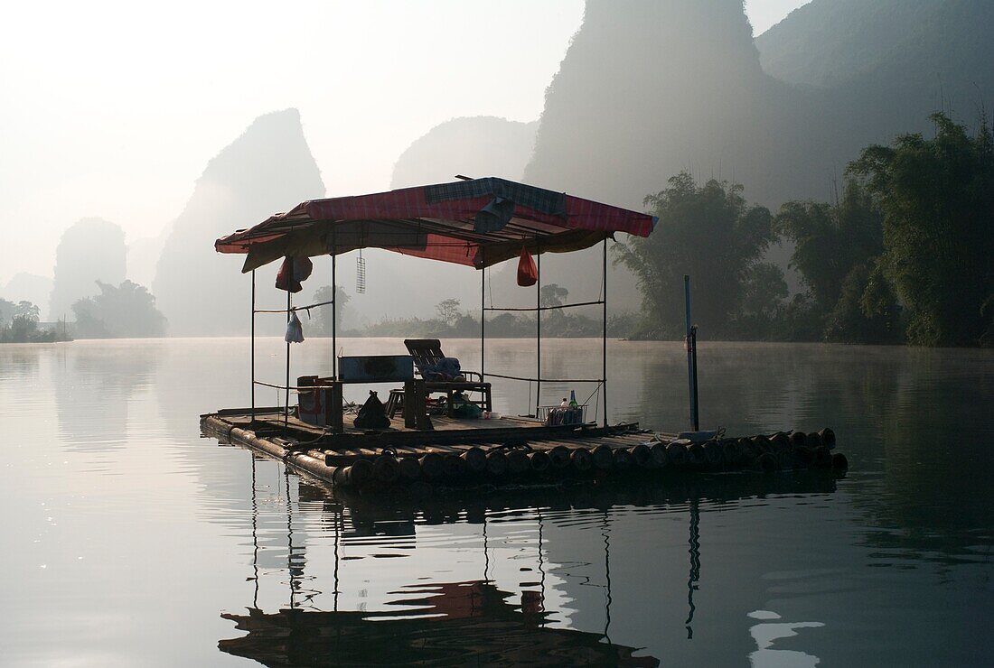 Traditioneller asiatischer Pavillon am See im Berggebiet