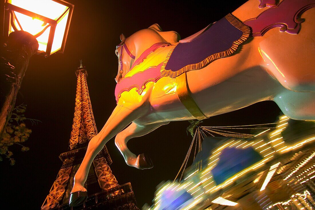 Karussell und Eiffelturm; Paris, Frankreich