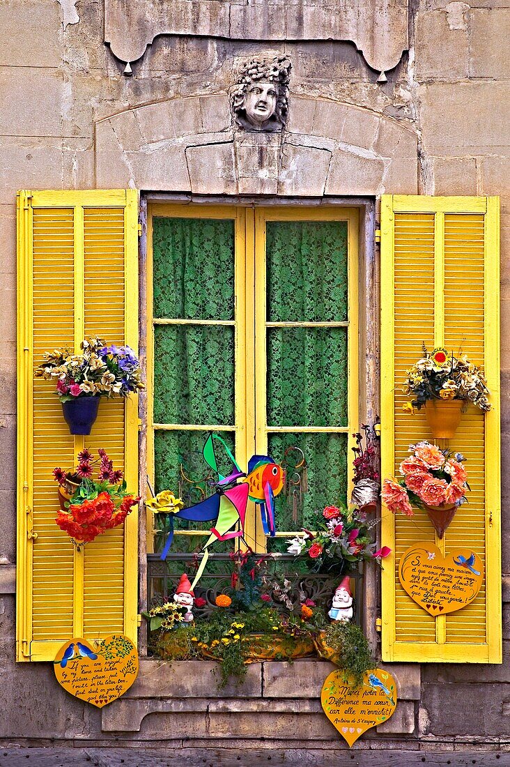 Offene Fensterläden; Avignon, Frankreich