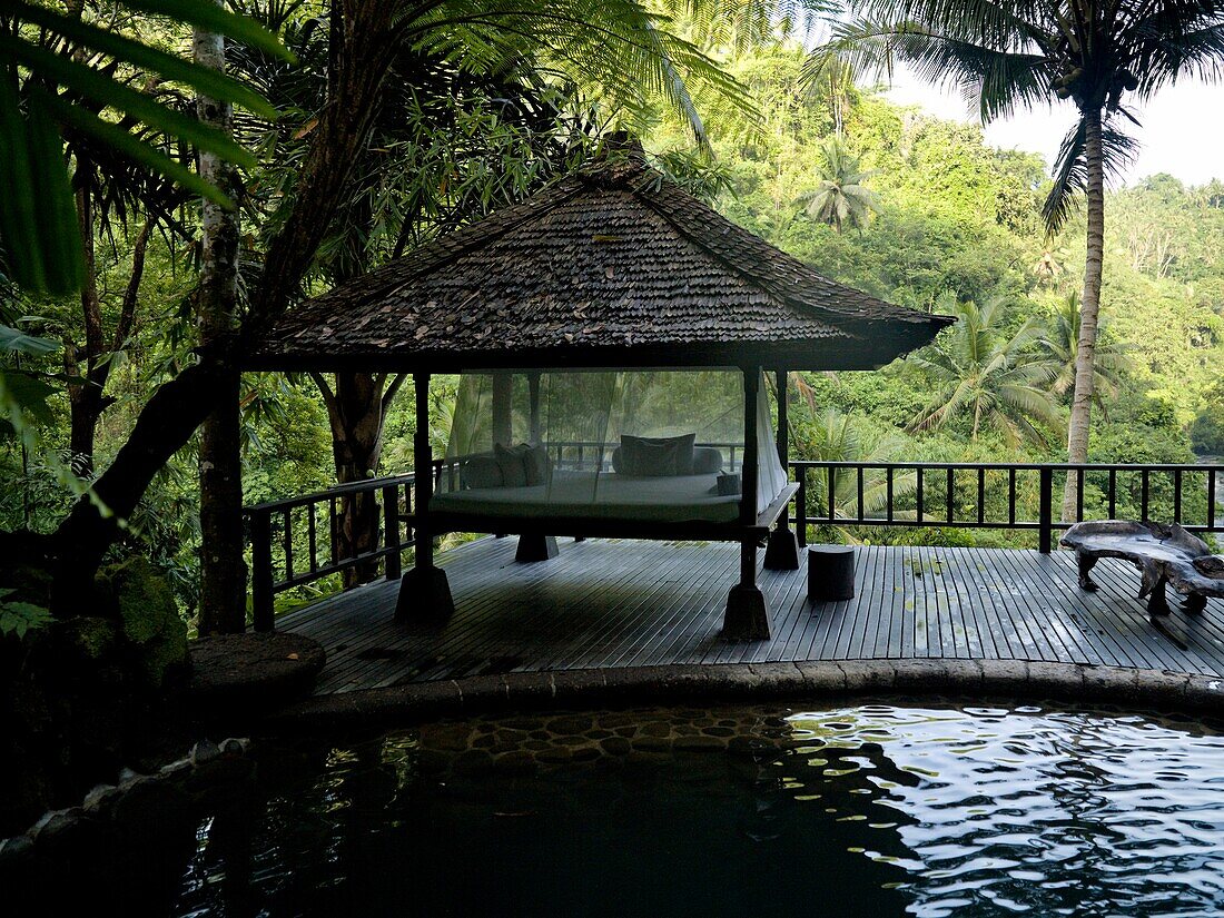 Pavillon an einem Teich in den Bergen