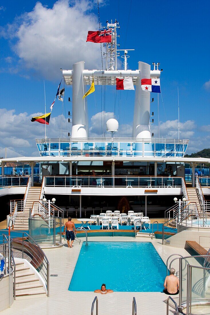 Touristen auf einem Kreuzfahrtschiff; Pedro-Miguel-Schleusen, Panama-Kanal, Panama