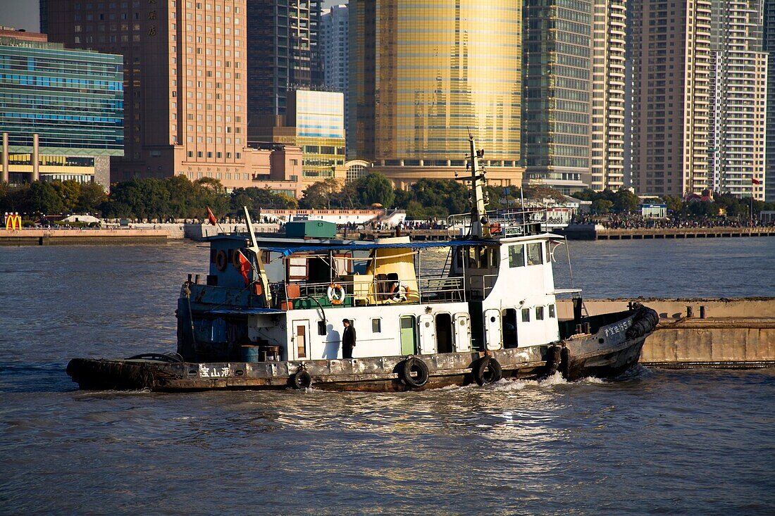 Schlepper und Lastkahn auf dem Huangpu-Fluss in der Bund-Gegend; Schanghai, China