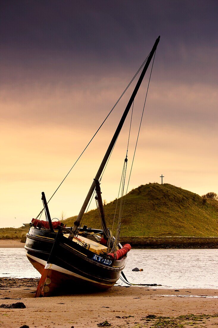 Boot am Strand bei Ebbe; Alnmouth, Northumberland, England