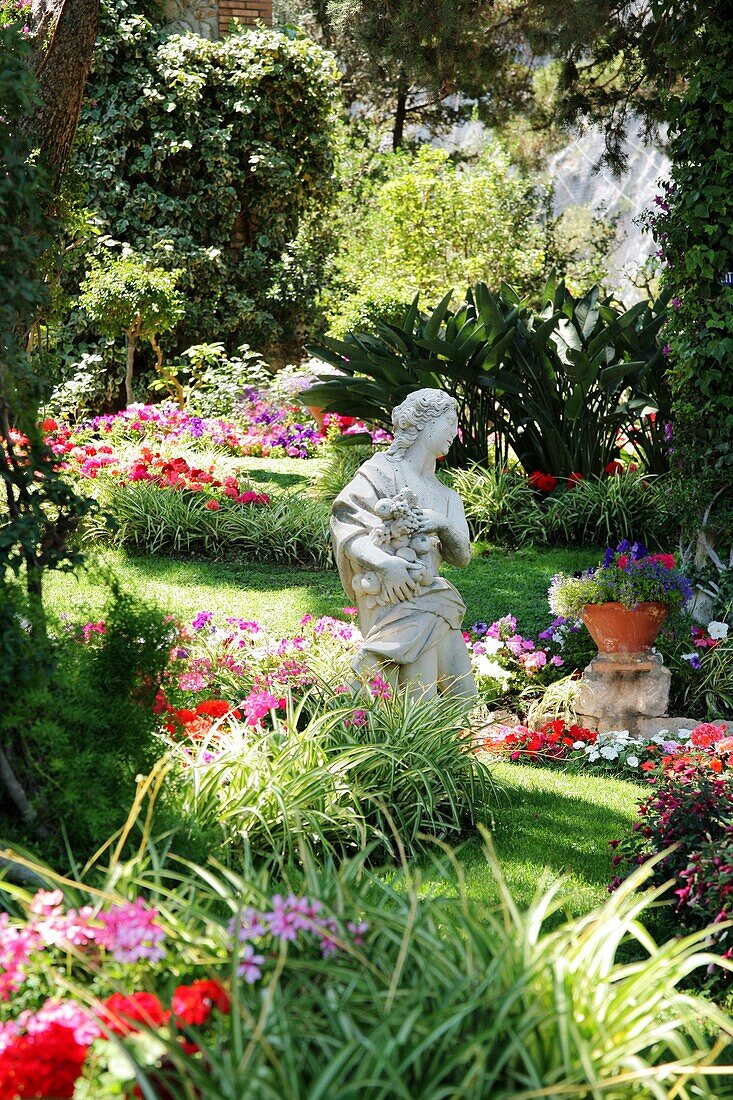 Statue im Park; Capri, Italien