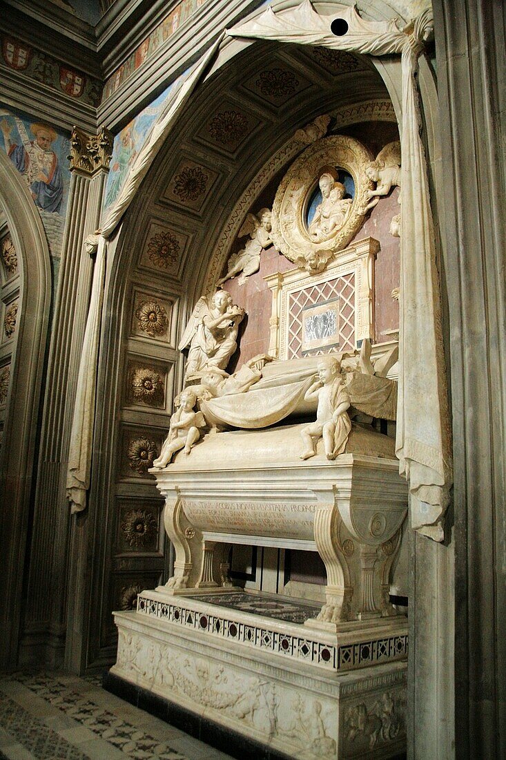 Grabmal in der Kirche; Florenz, Toskana, Italien