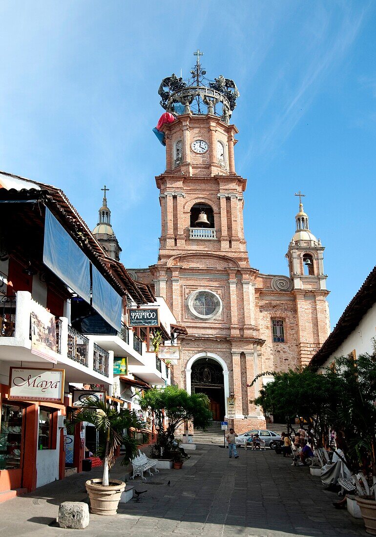Geschäfte und Kirche; Puerto Vallarta, Mexiko