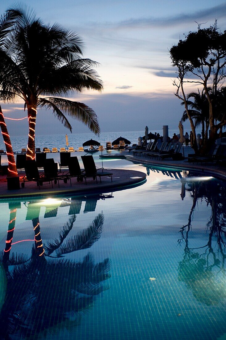 Ferienanlage in der Abenddämmerung; Puerto Vallarta, Mexiko