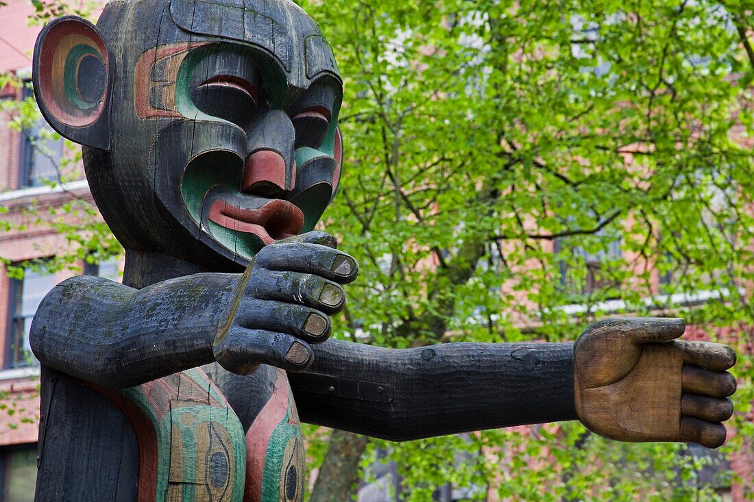 Holzstatue auf dem Pioneer Square; Seattle, Bundesstaat Washington, USA