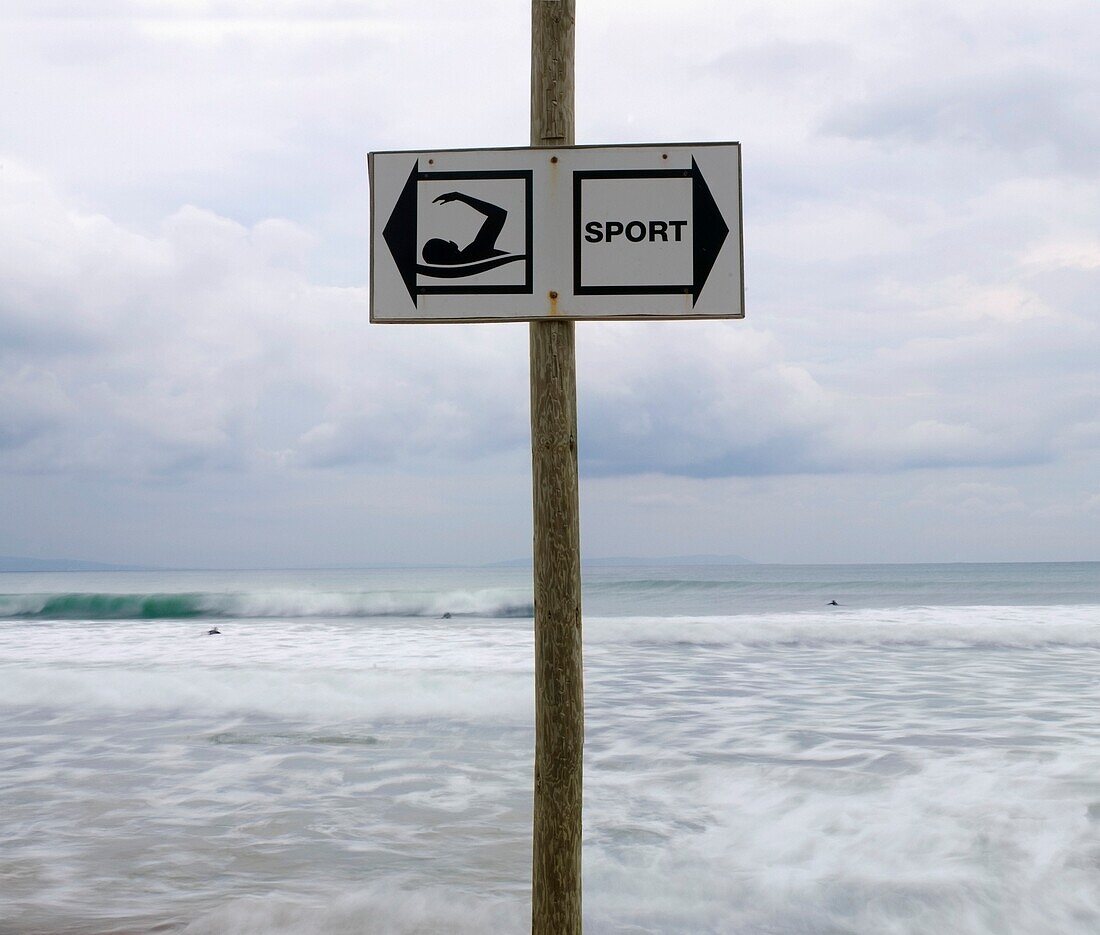 Ein Schild zum Schwimmen an einem Strand