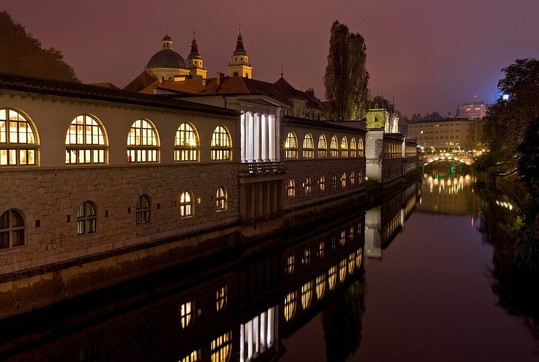 Ein Kanal in einer Stadt