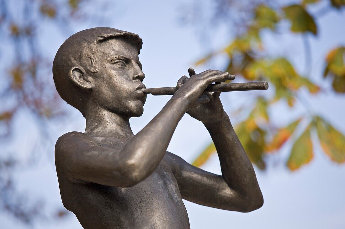 Eine Statue eines Jungen, der Piccalo spielt; Tivoli Park, Ljubljana, Slowenien