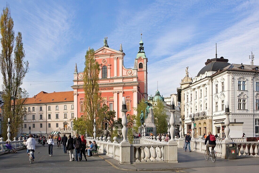 Menschen in einer belebten Stadt