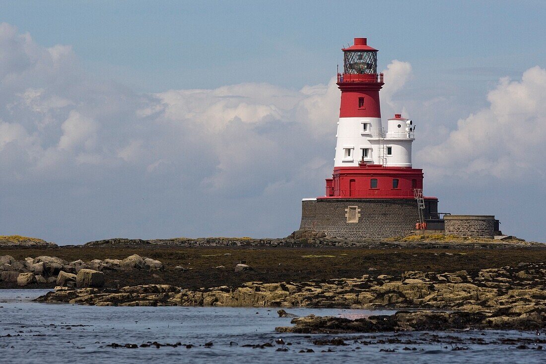 Ein Leuchtturm an einer Küstenlinie