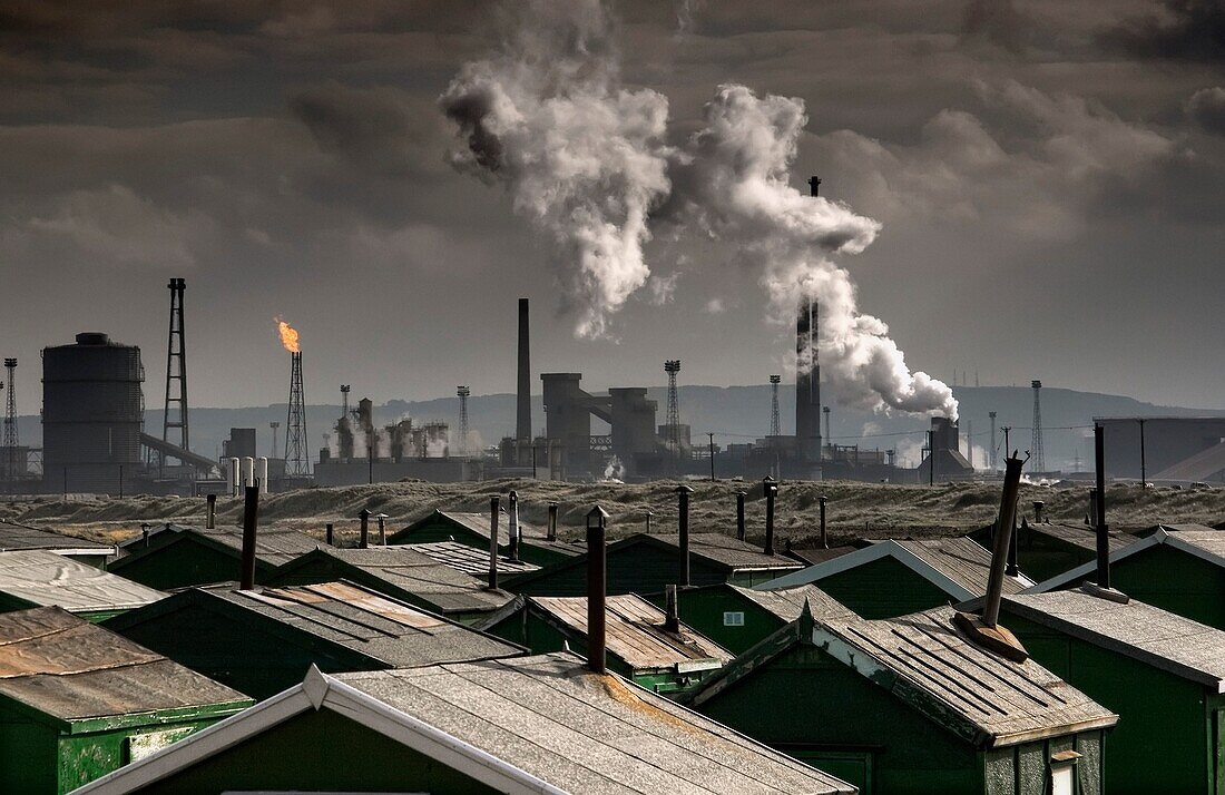 Dächer mit einer Fabrik im Hintergrund; Teesside, Nordostengland