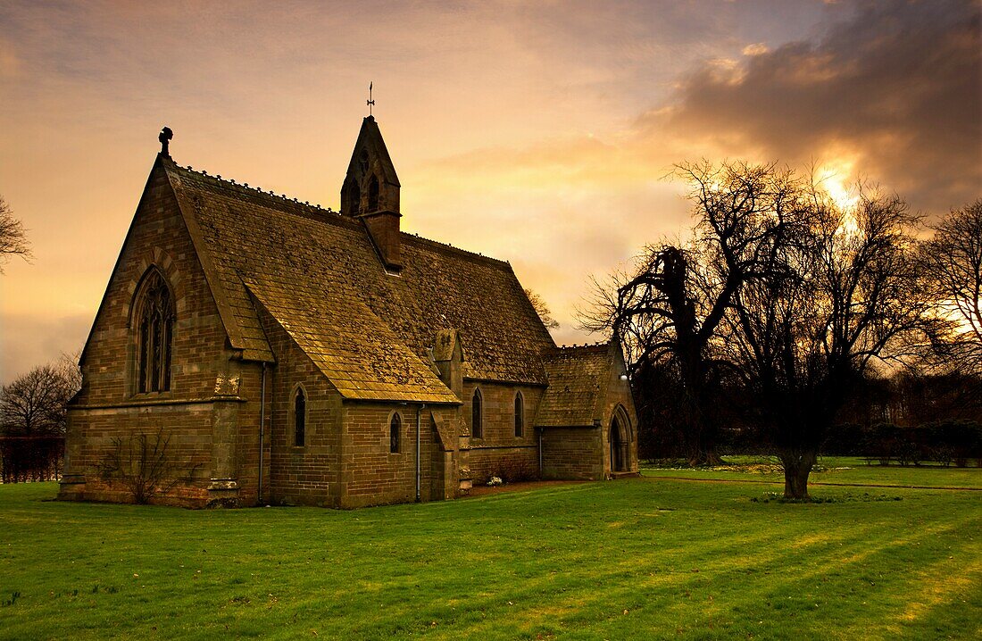 Eine kleine Kirche in landschaftlicher Umgebung