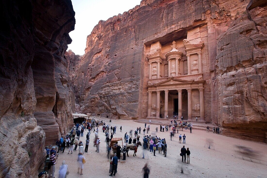Al Khazneh in Petra mit Besuchern