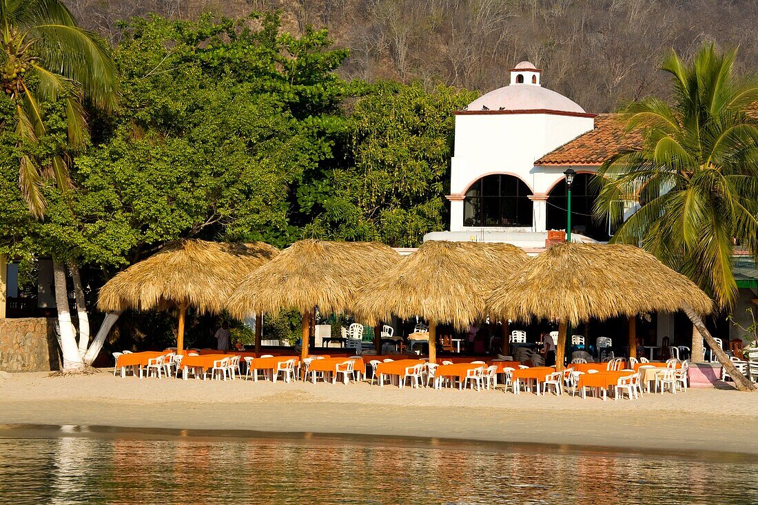 Santa Cruz Beach, Huatulco, Bundesstaat Oaxaca, Mexiko; Strandcafé am Strand