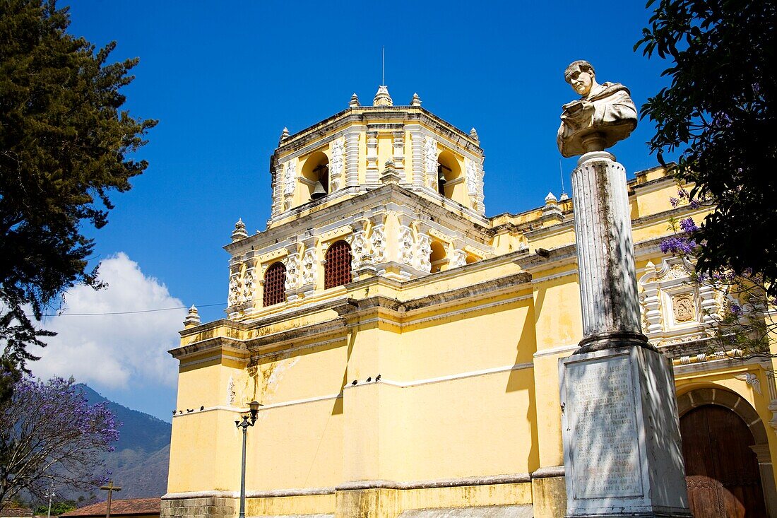 Nuestra Senora De Las Mercedes, Antigua, Guatemala, Mittelamerika; Statue von Pater Bartolome De Las Casas außerhalb der Kirche