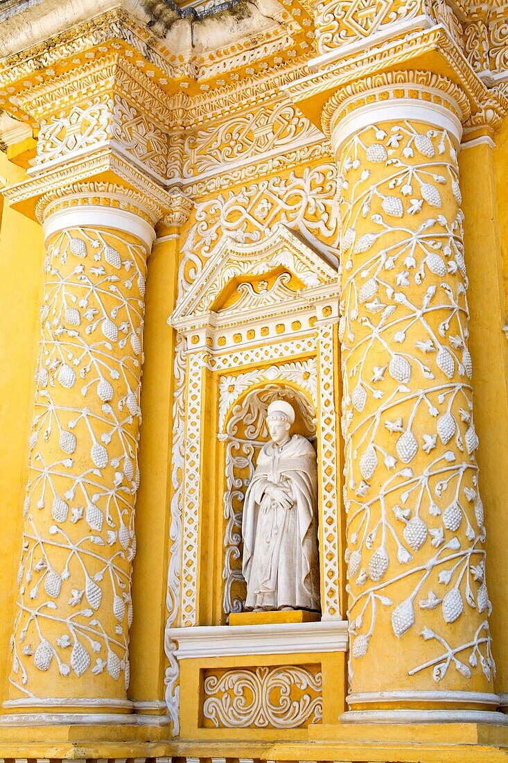 Nuestra Senora De Las Mercedes, Antigua, Guatemala, Mittelamerika; Statue auf der Außenseite der Kirche
