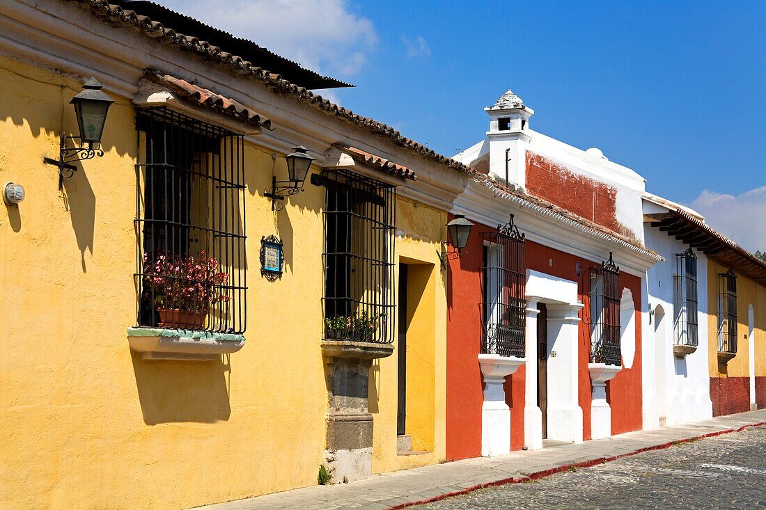 Antigua, Guatemala, Mittelamerika; Koloniale Architektur entlang der Straßenlandschaft